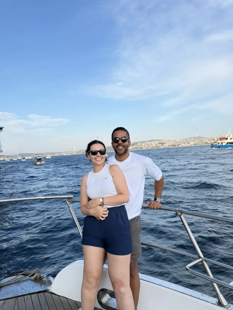 private Bosphorus boat tour in daytime on the Bosphorus in bright daylight